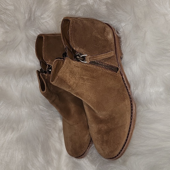 Women 7.5M Booties NIB - Picture 2 of 5